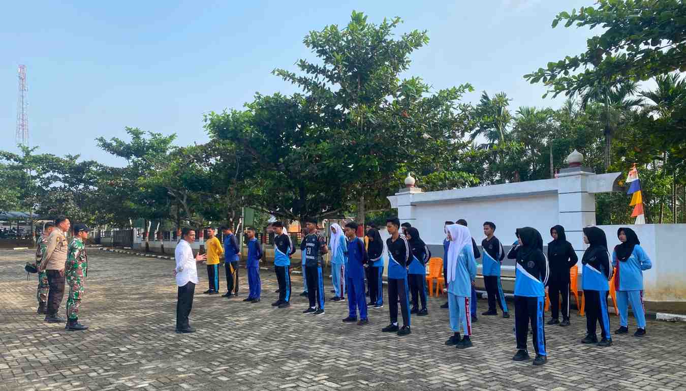 Camat Hulu Kuantan Berikan Motivasi kepada Paskibra Jelang HUT ke-81 RI